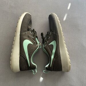olive green and light blue nike roshe